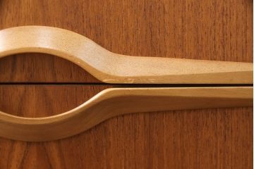 北欧ヴィンテージ　チーク材　インパクトのある引手がお部屋のアクセントにもなるサイドボード(収納棚、戸棚、キャビネット、ビンテージ)(R-050811)