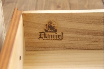 中古　極美品　横浜クラシック家具　ダニエル(Daniel)　温かみのある色合いと品のある佇まいが魅力のチェスト(サイドボード、引き出し)(定価約70万円)(R-050812)