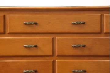 中古　極美品　横浜クラシック家具　ダニエル(Daniel)　温かみのある色合いと品のある佇まいが魅力のチェスト(サイドボード、引き出し)(定価約70万円)(R-050812)