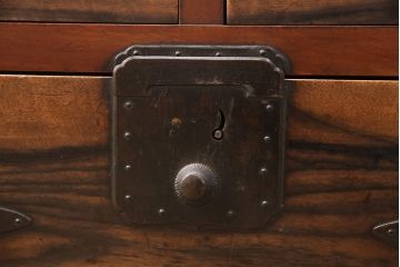 和製アンティーク　黒柿無垢材　立派な金具が目を引く収納棚(戸棚、キャビネット)(R-050813)