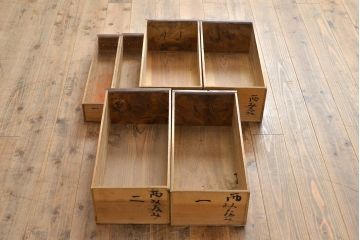 和製アンティーク　風情ある和のダイニングづくりにおすすめの四尺水屋箪笥(食器棚、収納棚、キャビネット)(R-050814)