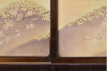 和製アンティーク　前面桑材　上手物　蛇腹戸(シャッター)付きのつくりが珍しい!上品な佇まいの収納棚(茶棚、戸棚)(R-050817)