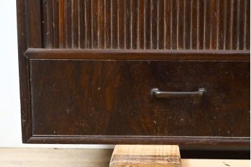 和製アンティーク　前面桑材　上手物　蛇腹戸(シャッター)付きのつくりが珍しい!上品な佇まいの収納棚(茶棚、戸棚)(R-050817)