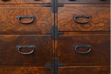 前面ケヤキ材　上品な金具が玉杢を引き立てる合わせ一間仙台箪笥(夫婦箪笥、衣装タンス、引き出し、チェスト)(R-050818)