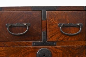 前面ケヤキ材　上品な金具が玉杢を引き立てる合わせ一間仙台箪笥(夫婦箪笥、衣装タンス、引き出し、チェスト)(R-050818)