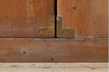 前面ケヤキ材　上品な金具が玉杢を引き立てる合わせ一間仙台箪笥(夫婦箪笥、衣装タンス、引き出し、チェスト)(R-050818)