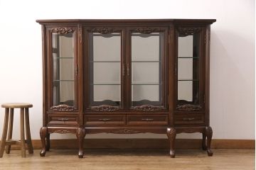 中古　国会議事堂納品の高級家具メーカー　徳田家具　照明付き　クラシカルな佇まいで存在感のあるキャビネット(飾り棚、陳列棚、店舗什器)(R-050826)
