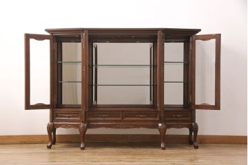 中古　国会議事堂納品の高級家具メーカー　徳田家具　照明付き　クラシカルな佇まいで存在感のあるキャビネット(飾り棚、陳列棚、店舗什器)(R-050826)