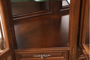 中古　国会議事堂納品の高級家具メーカー　徳田家具　照明付き　クラシカルな佇まいで存在感のあるキャビネット(飾り棚、陳列棚、店舗什器)(R-050826)