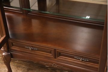 中古　国会議事堂納品の高級家具メーカー　徳田家具　照明付き　クラシカルな佇まいで存在感のあるキャビネット(飾り棚、陳列棚、店舗什器)(R-050826)
