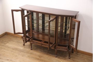 中古　国会議事堂納品の高級家具メーカー　徳田家具　照明付き　クラシカルな佇まいで存在感のあるキャビネット(飾り棚、陳列棚、店舗什器)(R-050826)