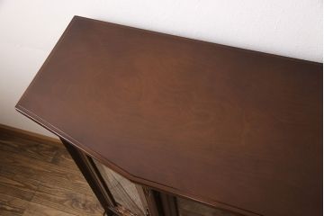 中古　国会議事堂納品の高級家具メーカー　徳田家具　照明付き　クラシカルな佇まいで存在感のあるキャビネット(飾り棚、陳列棚、店舗什器)(R-050826)