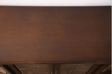 中古　国会議事堂納品の高級家具メーカー　徳田家具　照明付き　クラシカルな佇まいで存在感のあるキャビネット(飾り棚、陳列棚、店舗什器)(R-050826)