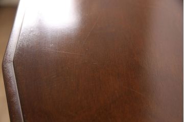 中古　国会議事堂納品の高級家具メーカー　徳田家具　照明付き　クラシカルな佇まいで存在感のあるキャビネット(飾り棚、陳列棚、店舗什器)(R-050826)