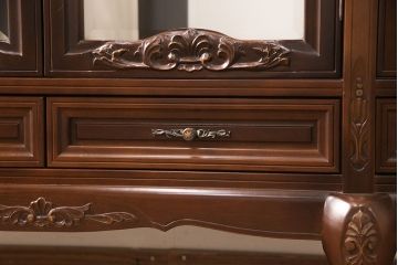 中古　国会議事堂納品の高級家具メーカー　徳田家具　照明付き　クラシカルな佇まいで存在感のあるキャビネット(飾り棚、陳列棚、店舗什器)(R-050826)