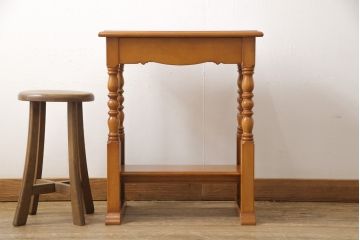 中古　美品　横浜クラシック家具　ダニエル(daniel)　挽き物の支柱がクラシカルな雰囲気を高めるサイドテーブル(コンソールテーブル、花台、電話台)(R-050829)