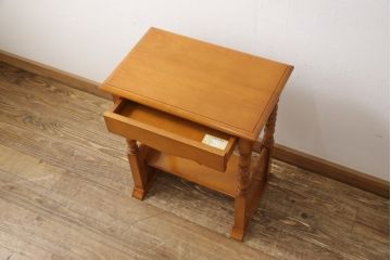 中古　美品　横浜クラシック家具　ダニエル(daniel)　挽き物の支柱がクラシカルな雰囲気を高めるサイドテーブル(コンソールテーブル、花台、電話台)(R-050829)