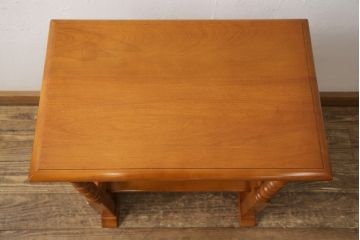 中古　美品　横浜クラシック家具　ダニエル(daniel)　挽き物の支柱がクラシカルな雰囲気を高めるサイドテーブル(コンソールテーブル、花台、電話台)(R-050829)