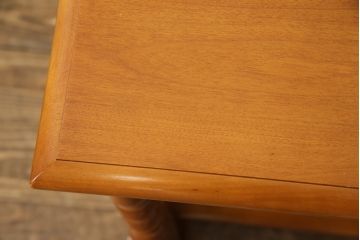 中古　美品　横浜クラシック家具　ダニエル(daniel)　挽き物の支柱がクラシカルな雰囲気を高めるサイドテーブル(コンソールテーブル、花台、電話台)(R-050829)