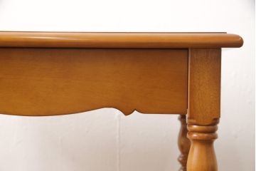 中古　美品　横浜クラシック家具　ダニエル(daniel)　挽き物の支柱がクラシカルな雰囲気を高めるサイドテーブル(コンソールテーブル、花台、電話台)(R-050829)