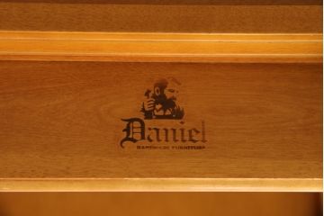 中古　美品　横浜クラシック家具　ダニエル(daniel)　挽き物の支柱がクラシカルな雰囲気を高めるサイドテーブル(コンソールテーブル、花台、電話台)(R-050829)