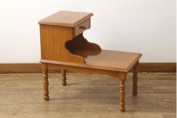 中古　美品　横浜クラシック家具　ダニエル(daniel)　温かみのある色合いが魅力のサイドテーブル(コンソールテーブル、オケージョナルテーブル、電話台、ナイトテーブル)(R-050830)