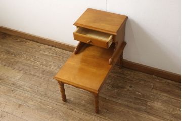 中古　美品　横浜クラシック家具　ダニエル(daniel)　温かみのある色合いが魅力のサイドテーブル(コンソールテーブル、オケージョナルテーブル、電話台、ナイトテーブル)(R-050830)