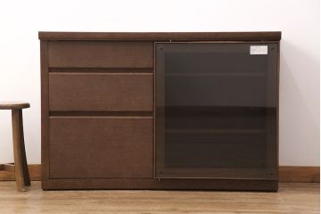 中古　美品　カリモク家具(karimoku)　幅広いインテリアに合わせやすいシンプルモダンな佇まいが魅力のサイドボード(キャビネット、チェスト、引き出し)(定価約16万円)(R-050831)