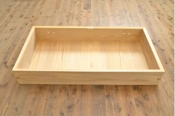 中古　美品　上品な意匠の金具が気品を漂わせる春日部総桐箪笥(胴丸、ワードローブ、洋服タンス、桐たんす)(定価約120万円)(R-050832)