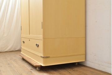 中古　美品　上品な意匠の金具が気品を漂わせる春日部総桐箪笥(胴丸、ワードローブ、洋服タンス、桐たんす)(定価約120万円)(R-050832)