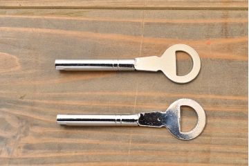 中古　美品　上品な意匠の金具が気品を漂わせる春日部総桐箪笥(胴丸、ワードローブ、洋服タンス、桐たんす)(定価約120万円)(R-050832)