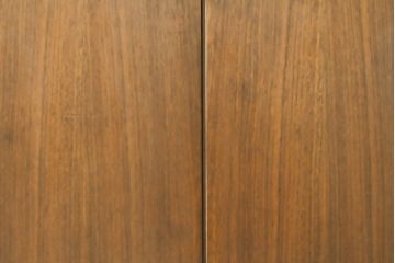 北欧ヴィンテージ　Younger(ヤンガー社)　チーク材　トレー付き　スタイリッシュなデザインが魅力のサイドボード(収納棚、サイドキャビネット、リビングボード、サイドチェスト、ビンテージ)(R-050836)