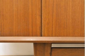 北欧ヴィンテージ　Younger(ヤンガー社)　チーク材　トレー付き　スタイリッシュなデザインが魅力のサイドボード(収納棚、サイドキャビネット、リビングボード、サイドチェスト、ビンテージ)(R-050836)