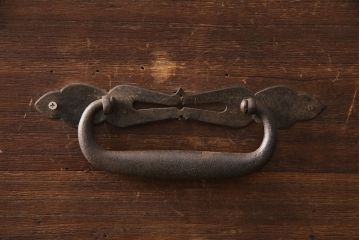 ラフジュ工房オリジナル　古金具・古パーツリメイク　引手の重厚感と経年を感じる風合いが魅力的な金具(和箪笥、衣装箪笥、整理箪笥、引き出し、チェスト)(R-050855)