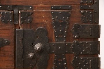 ラフジュ工房オリジナル　古金具・古パーツリメイク　引手の重厚感と経年を感じる風合いが魅力的な金具(和箪笥、衣装箪笥、整理箪笥、引き出し、チェスト)(R-050855)