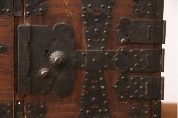 ラフジュ工房オリジナル　古金具・古パーツリメイク　引手の重厚感と経年を感じる風合いが魅力的な金具(和箪笥、衣装箪笥、整理箪笥、引き出し、チェスト)(R-050855)