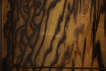 中古　美品　前面黒柿突板張り　黒柿ならではの独特の存在感を放つ茶箪笥(収納棚、戸棚、飾り棚)(定価約80万円)(R-050860)