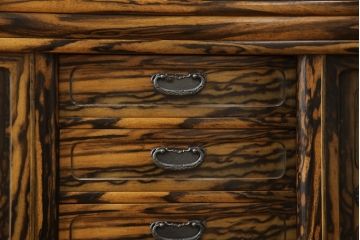 中古　美品　前面黒柿突板張り　黒柿ならではの独特の存在感を放つ茶箪笥(収納棚、戸棚、飾り棚)(定価約80万円)(R-050860)