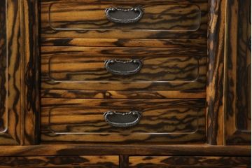 中古　美品　前面黒柿突板張り　黒柿ならではの独特の存在感を放つ茶箪笥(収納棚、戸棚、飾り棚)(定価約80万円)(R-050860)