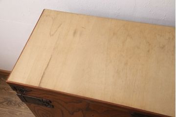 中古　伝統民芸家具　岩谷堂箪笥　天板・脚付きリメイク　左右対称の木目が目を引く衣装盆付きサイドボード(引き出し、着物箪笥、衣装タンス、収納箪笥)(R-050861)