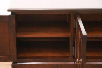 中古　北海道民芸家具　シックな色合いが落ち着きのある空間を演出するローボード(テレビ台、テレビボード、収納棚、リビングボード)(R-050864)