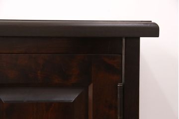 中古　北海道民芸家具　シックな色合いが落ち着きのある空間を演出するローボード(テレビ台、テレビボード、収納棚、リビングボード)(R-050864)