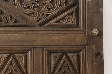 海外アンティーク　経年による風合いが雰囲気を高める、味わい深い彫刻ドア1枚(木製扉、建具)(R-050866)