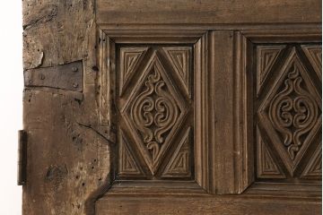 海外アンティーク　経年による風合いが雰囲気を高める、味わい深い彫刻ドア1枚(木製扉、建具)(R-050866)
