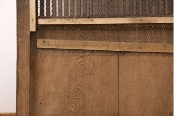 和製アンティーク　杉材　亀甲金網付き　明治大正期につくられた品のある格子蔵戸(引き戸、玄関戸、建具)(R-050868)