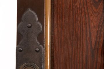 美品　明治大正期　酒田産　庄内　ケヤキ材　極上品!重厚感のある立派な金具と美しい漆が魅力の蔵戸(玄関戸、引き戸、建具)(R-050870)