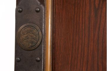 美品　明治大正期　酒田産　庄内　ケヤキ材　極上品!重厚感のある立派な金具と美しい漆が魅力の蔵戸(玄関戸、引き戸、建具)(R-050870)