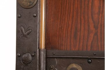 美品　明治大正期　酒田産　庄内　ケヤキ材　極上品!重厚感のある立派な金具と美しい漆が魅力の蔵戸(玄関戸、引き戸、建具)(R-050870)