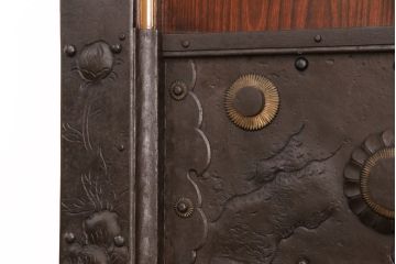 美品　明治大正期　酒田産　庄内　ケヤキ材　極上品!重厚感のある立派な金具と美しい漆が魅力の蔵戸(玄関戸、引き戸、建具)(R-050870)