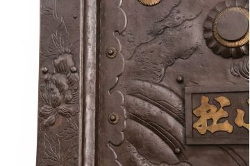 美品　明治大正期　酒田産　庄内　ケヤキ材　極上品!重厚感のある立派な金具と美しい漆が魅力の蔵戸(玄関戸、引き戸、建具)(R-050870)